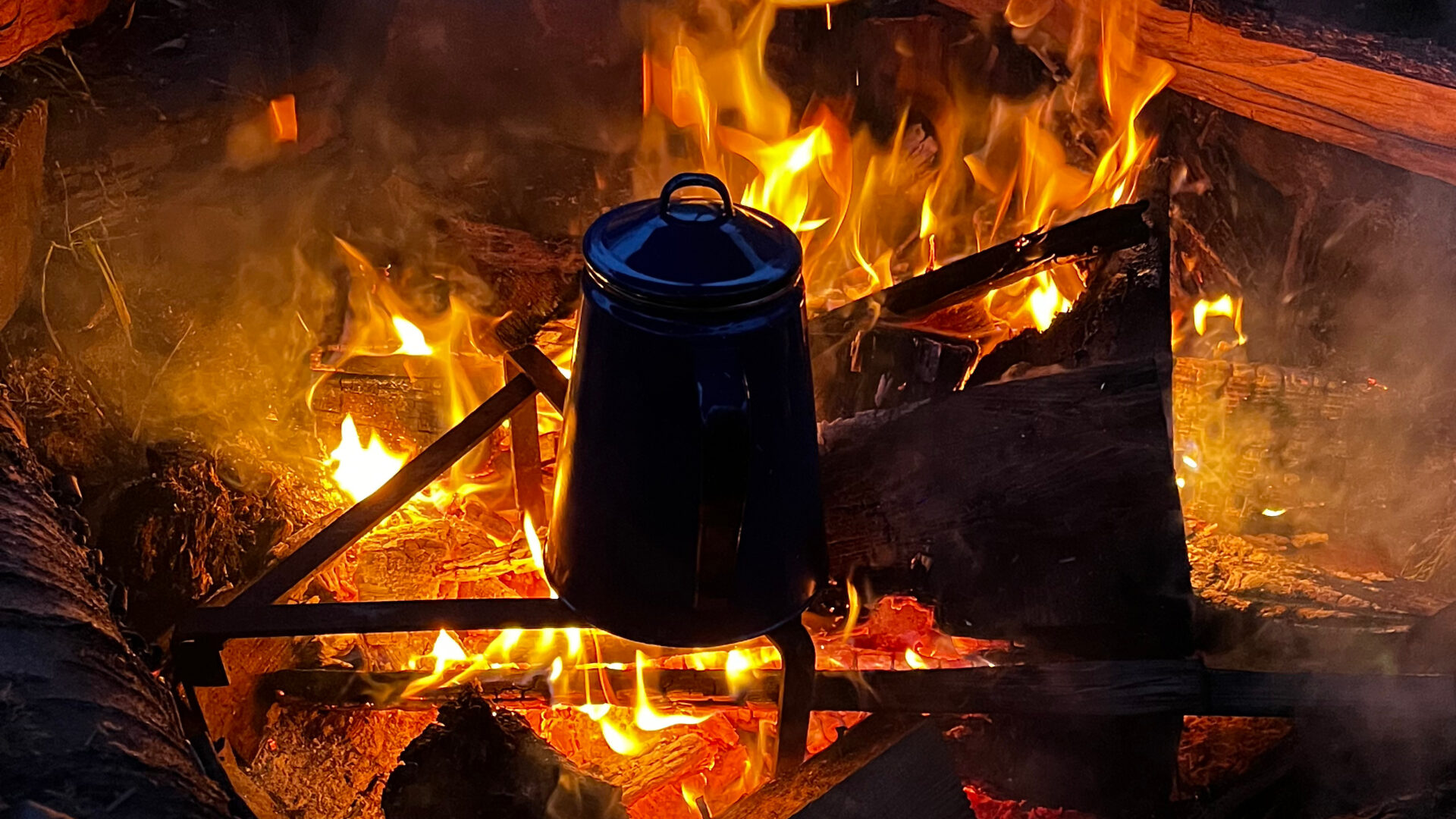 Kaffekanne auf Feuerstelle
